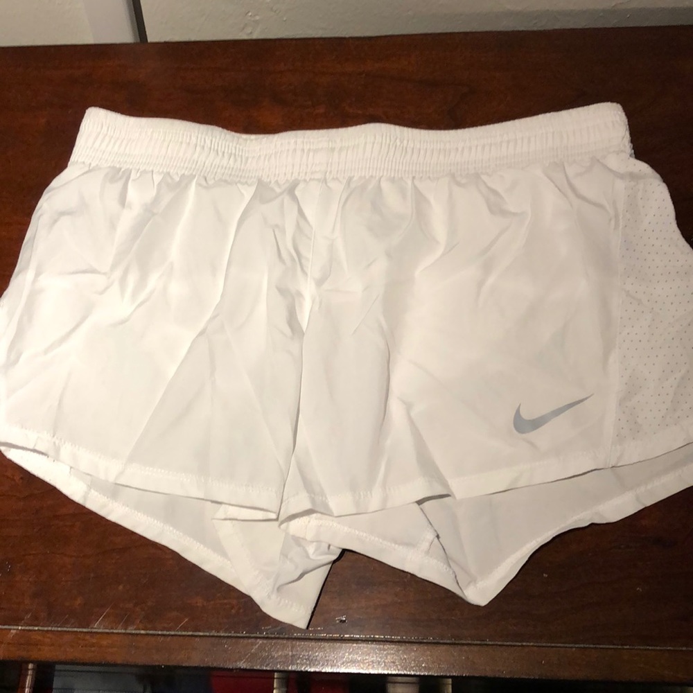 Did-fit white nike shorts